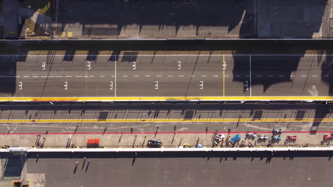 피트 레인에서 준비하는 경주용 자동차 중 부에노스아이레스의 경마장의 공중 하향식 샷