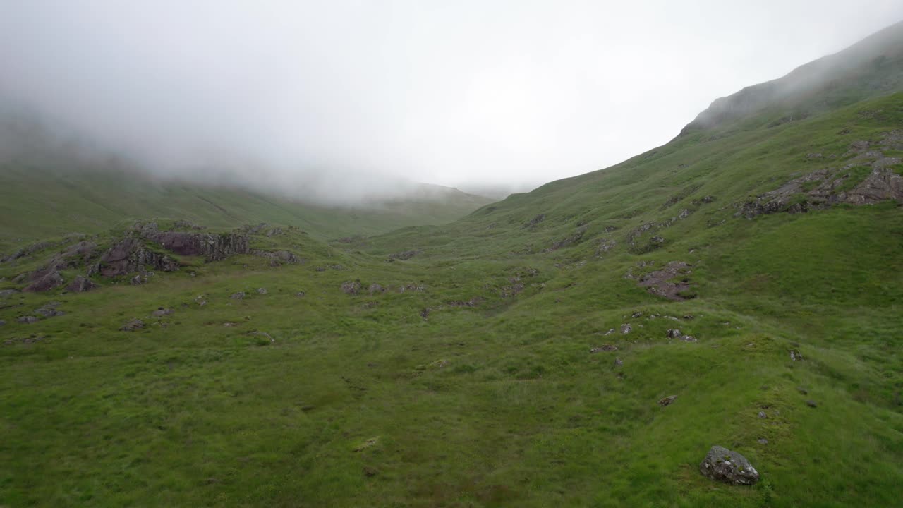 imágenes aéreas de drones vuelan lentamente hacia arriba y a través