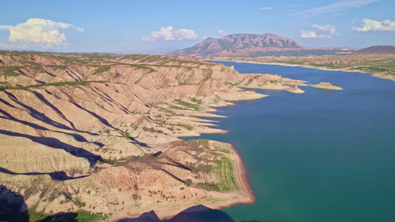 해질녘 저수지 위로 비행