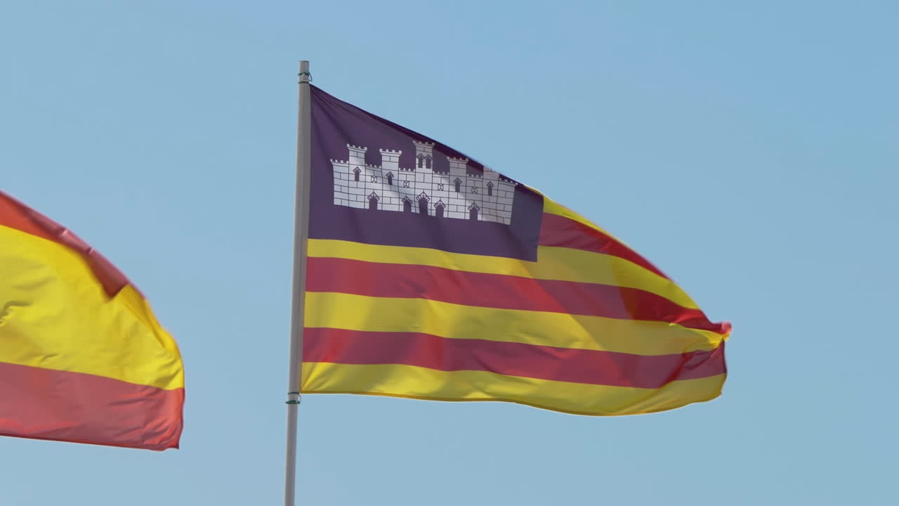 Drapeau textile des îles Baléares flottant sur un mât, une communauté autonome d'Espagne. Ibiza, Minorque, Majorque.