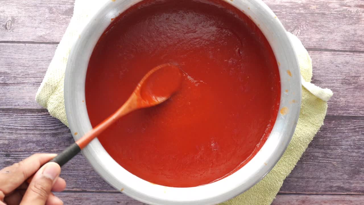 토마토 소스를 만드는 것