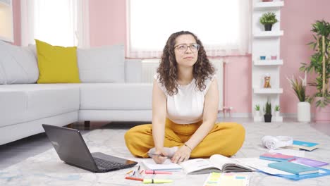 una estudiante mentalmente enferma que no se siente bien.