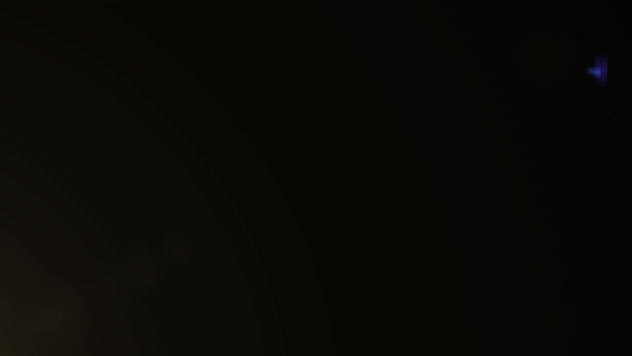 туннель искаженных контуров треугольника, движущийся с прожектором на черном фоне