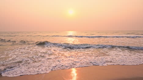 Puesta-De-Sol-Dorada-En-Una-Playa---Cámara-Lenta-De-Olas-Espumosas-Rodando-Hacia-La-Playa-De-Arena-Blanca-Bajo-La-Luz-Del-Sol