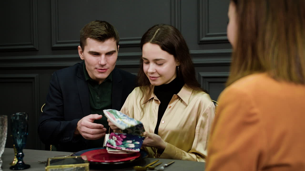 vista trasera de una mujer hablando con una pareja