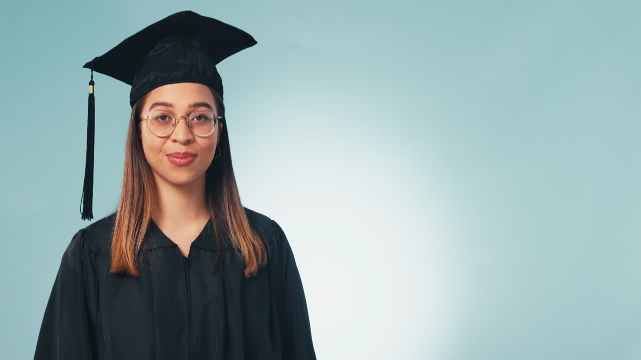 mujer feliz, estudiante y palma con los pulgares hacia arriba