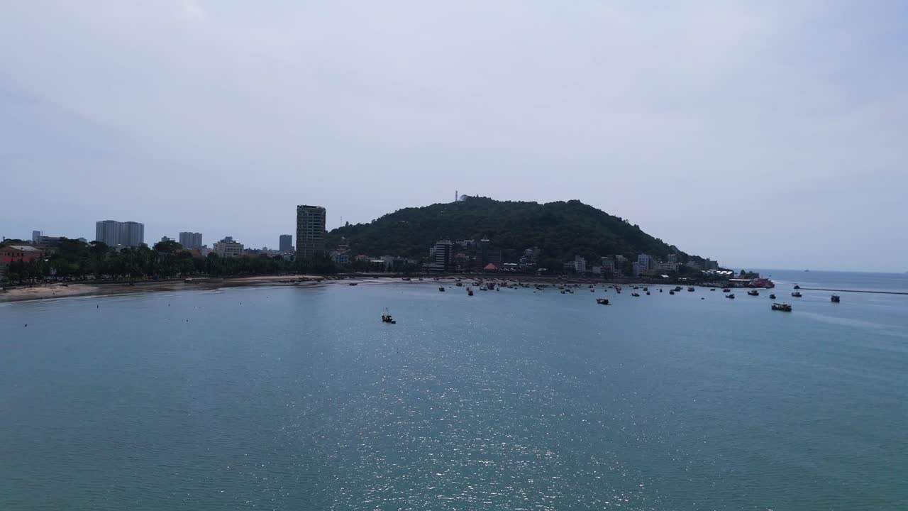 vista aérea de los barcos de pesca en la playa de vung tau.