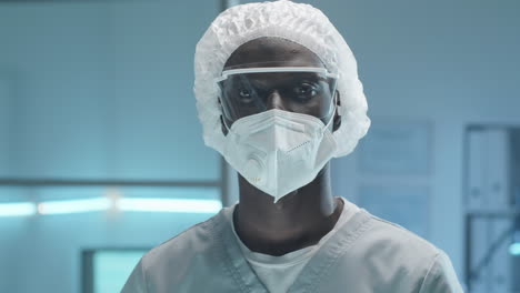 retrato de un científico de laboratorio afroamericano en uniforme de protección