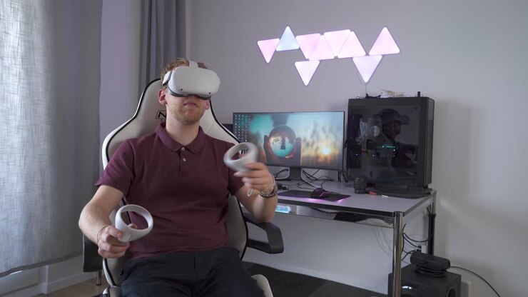 Uomo con visore VR nell'ufficio domestico