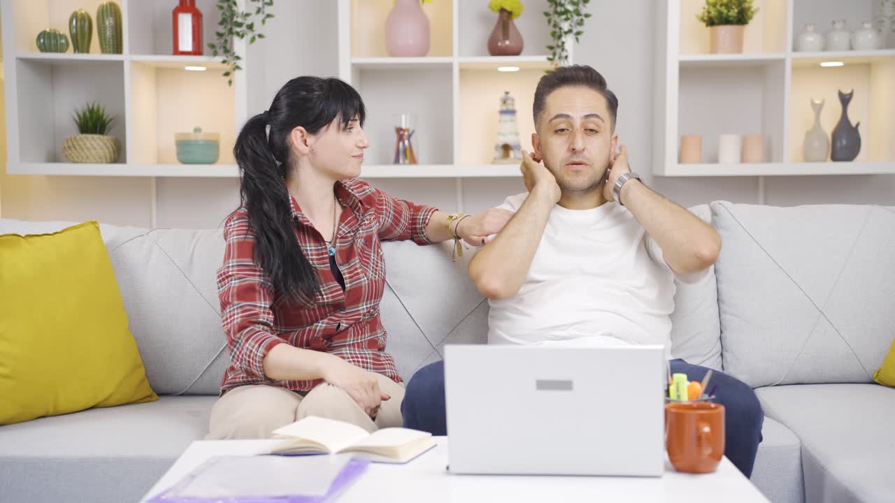 여자는 남편의 일에 대한 동기를 부여합니다.