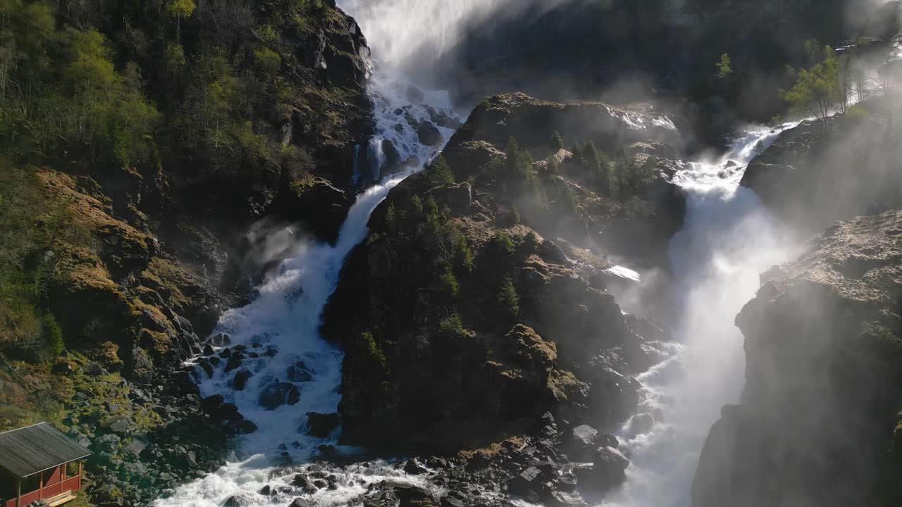 orbita de drones cinematográficos de 4k de latefossen, noruega