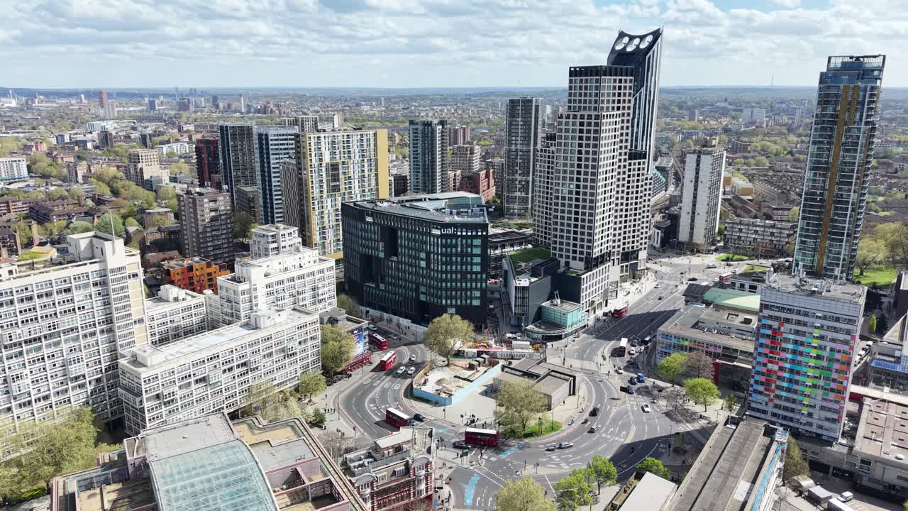 Rotatoria Elephant and Castle, Londra Sud, ripresa aerea con drone in ascesa.