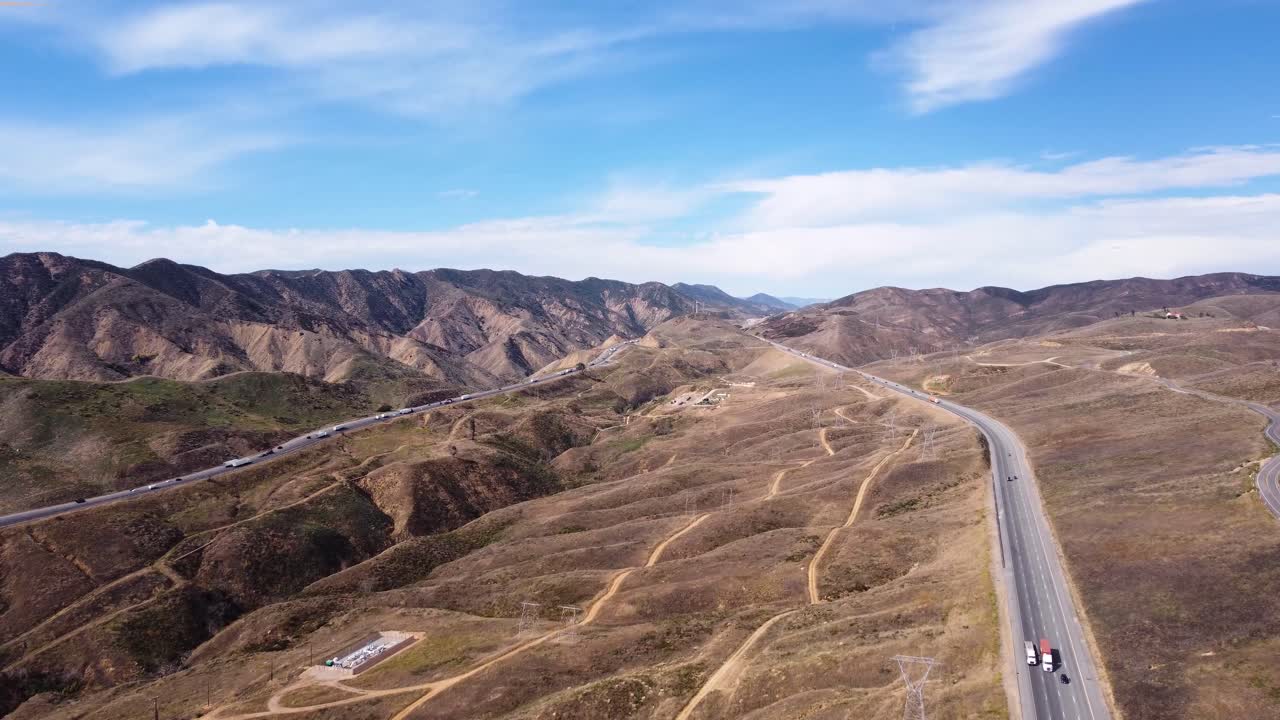 fotografía de aviones no tripulados de carreteras que atraviesan las montañas en santa clarita, california