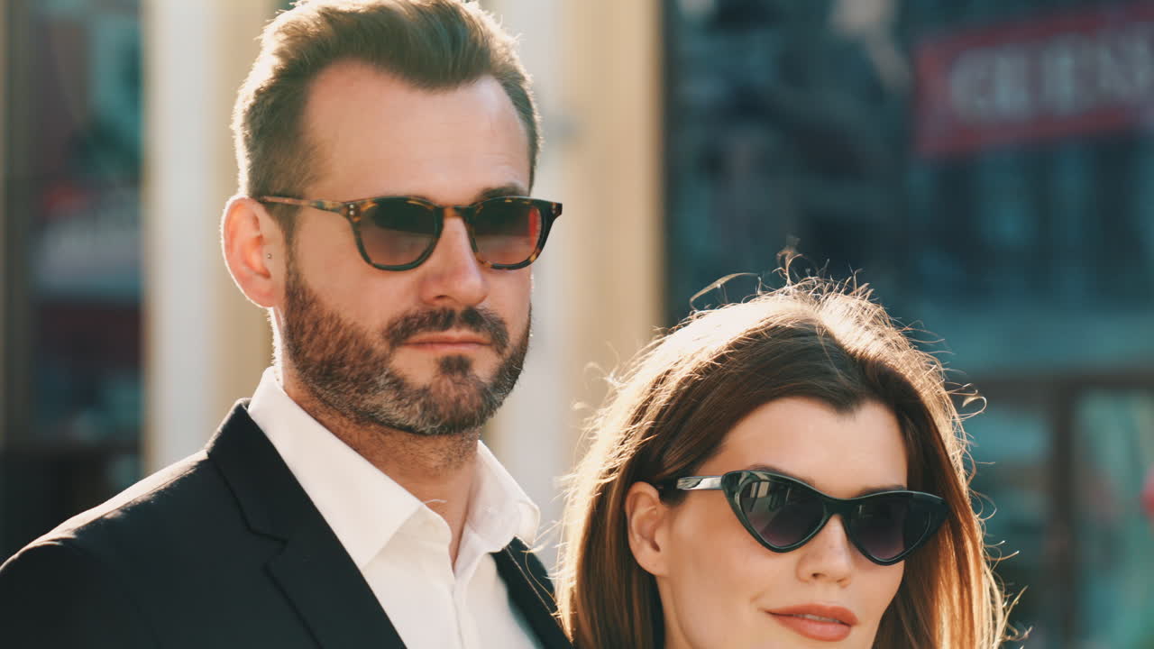 pareja con trajes elegantes