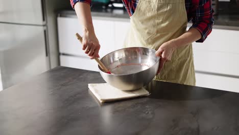 Mujer-Haciendo-Proceso-De-Mezcla,-Haciendo-Pastel-En-Una-Cocina-Moderna-En-Casa