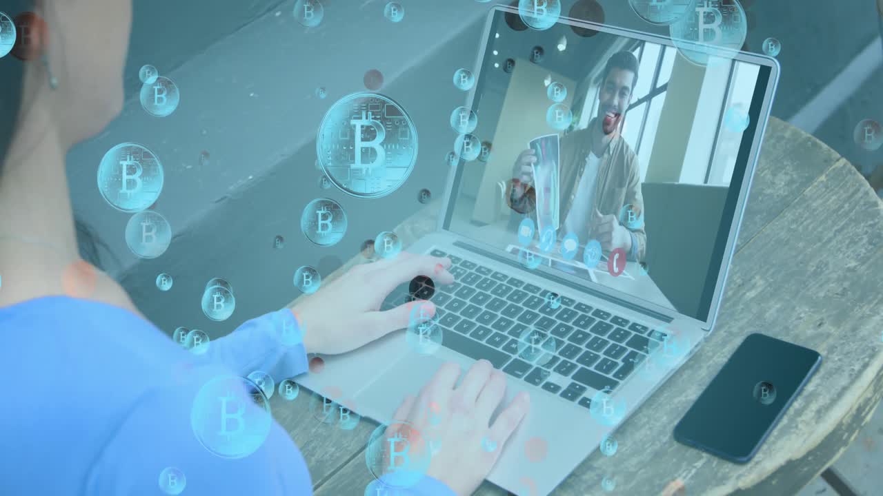 비디오 통화에서 노트북을 사용하는 여성 위에 비트코인 기호의 애니메이션
