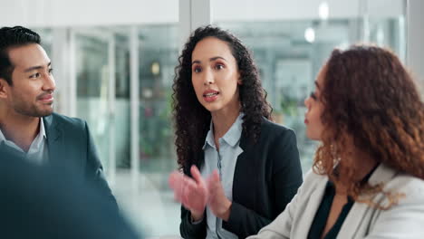 zaken, vrouw en praten met het team in het kantoor