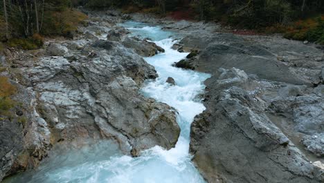 montaña río cascada cañón agua azul cámara lenta en baviera austria alpes, fluyendo a lo largo de un bosque y árboles cerca de sylvenstein speicher y walchensee