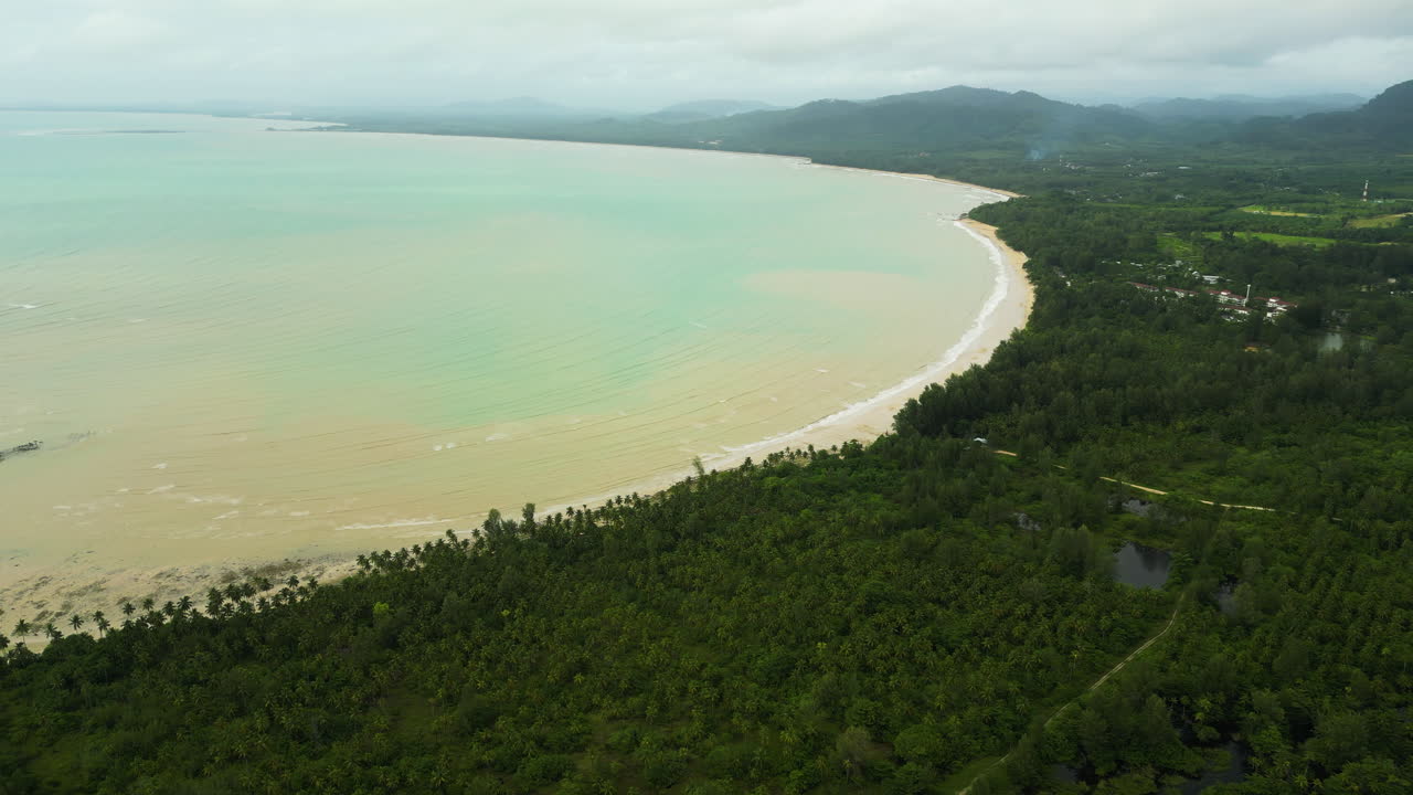 la playa de khao lak en tailandia, vista desde el aire