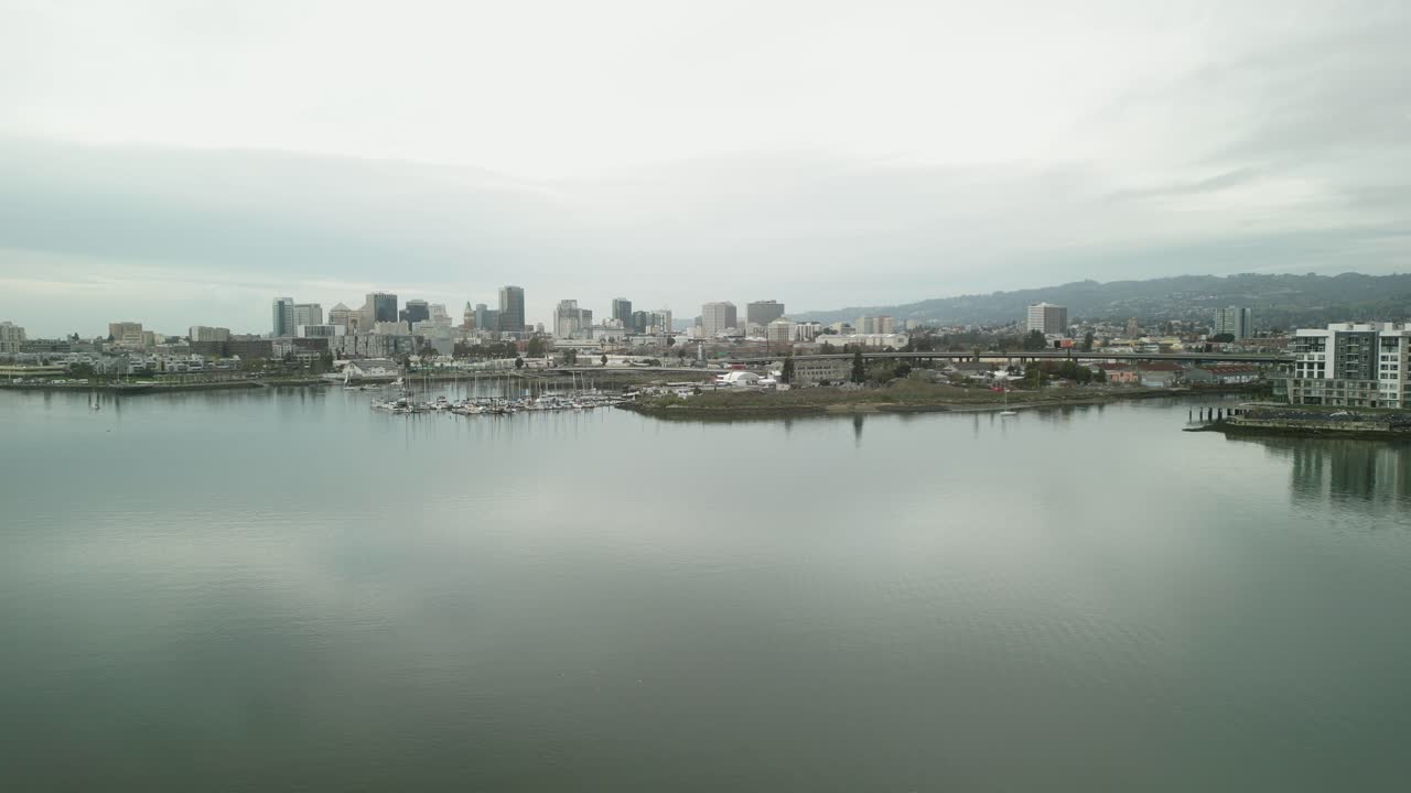 A slow rotating view of Jack London Square, featuring its picturesque waterfront, nearby eateries, and the bustling marina in Oakland, California.