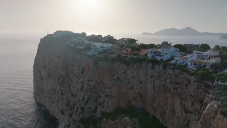 Luftaufnahme-Eines-Verträumten-Sonnenuntergangs-über-Der-Klippe-Mirador-De-La-Mola,-Mallorca