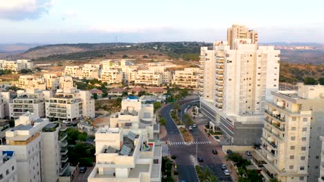 hyperlapse de aviones no tripulados sobre una pequeña ciudad en israel