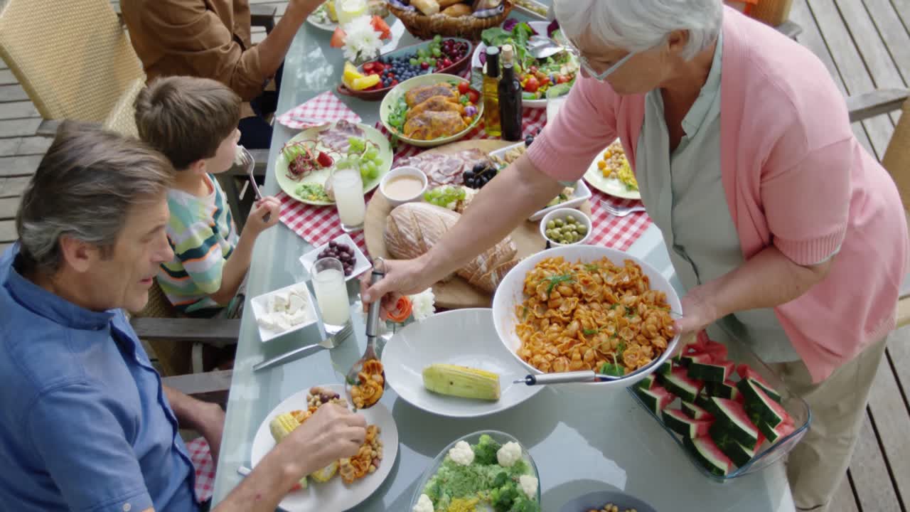 familia comiendo afuera juntos en verano