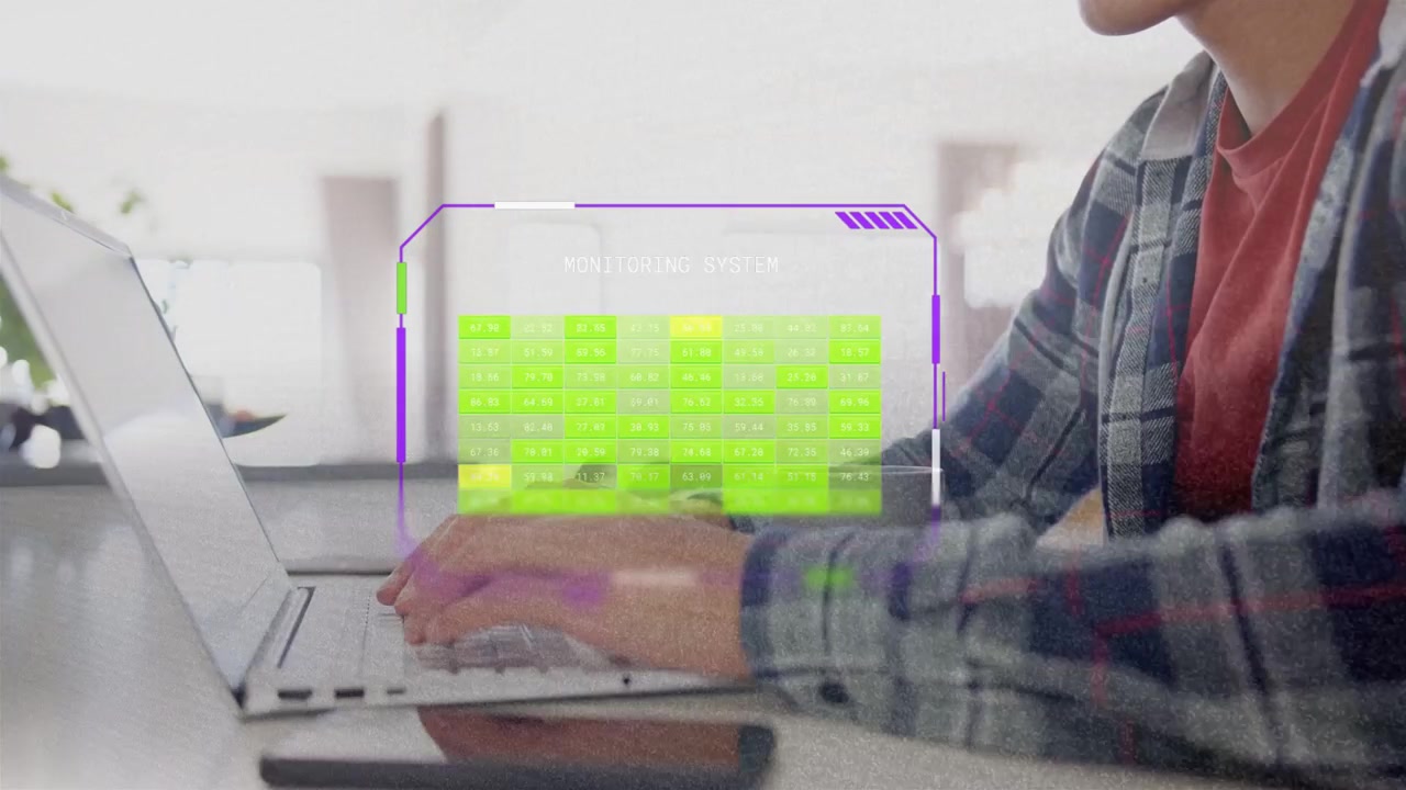 Hombre colocando las manos en las teclas del portátil, activando una interfaz de usuario holográfica translúcida mientras teclea para trabajo tecnológico
