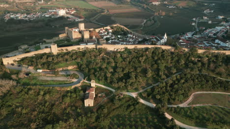 Malerische-Aussicht-Auf-Die-Burg-Von-Obidos-Auf-Dem-Hügel-Und-Das-Historische-Dorf-In-Portugal