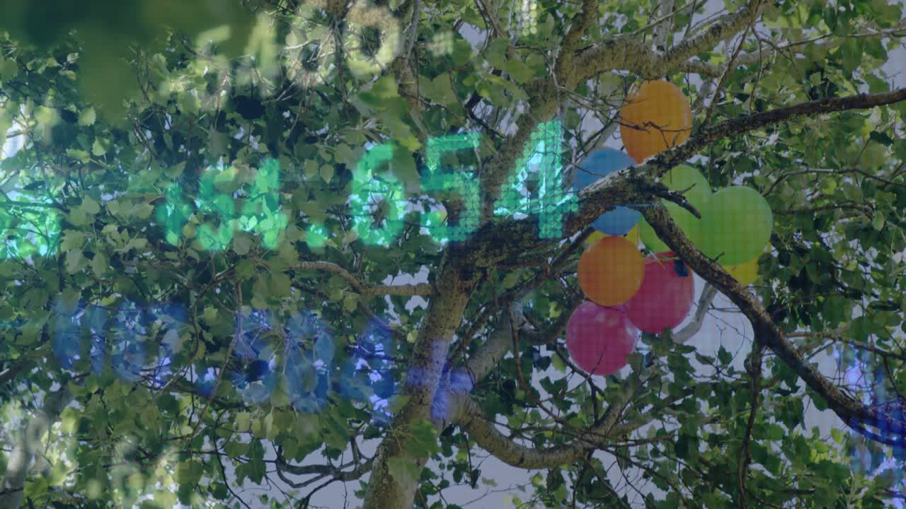 카메라를 시작하면 깜박이는 녹색 데이터가 나타나고, 랜턴이 켜진 나무가 기술과 합쳐지는 모습이 보입니다.