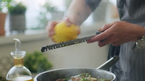 Frau-Fügt-Zitronenschale-Zum-Eintopf-Von-Ossobuco-Hinzu