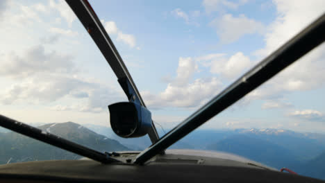 piloto volando un avión sobre una montaña cubierta de nieve 4k