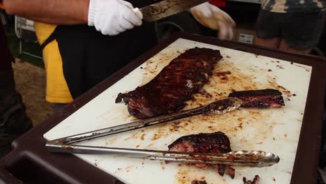 asar costillas a la parrilla y cortar