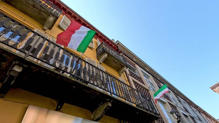 Bandiera italiana che sventola su un balcone in Piemonte