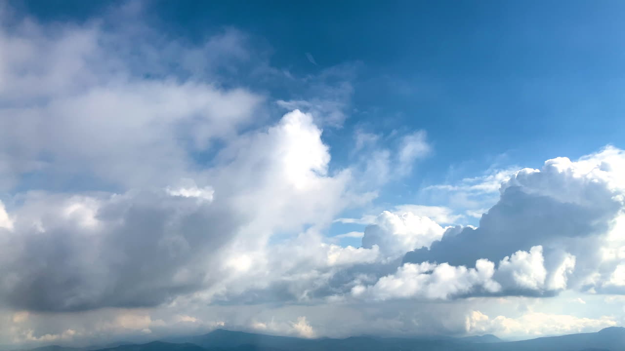 푸른 하늘과 함께 빠른 속도로 지나가는 구름의 샷