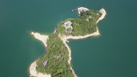 inclinación aérea: pequeño islote en el embalse de xinanjiang, lago de las mil islas