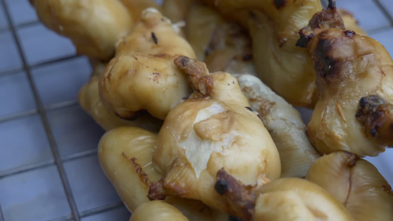 Cibo di strada: stomaco di pesce alla griglia, frutti di mare asiatici tailandesi.