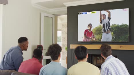 Diversos-Amigos-Apoyando-Y-Viendo-Televisión-Con-Diversos-Jugadores-De-Fútbol-Masculinos-Jugando-Partidos-En-La-Pantalla