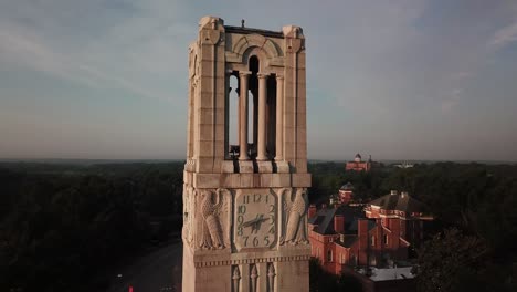 Amanecer-En-La-Torre-Del-Reloj-Del-Estado-De-Nc