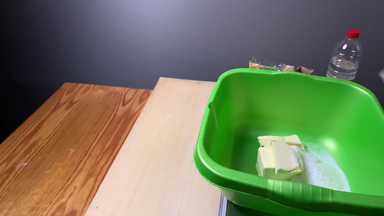 수제 파이에 대략적인 양의 식초와 바닐라 설탕 추가