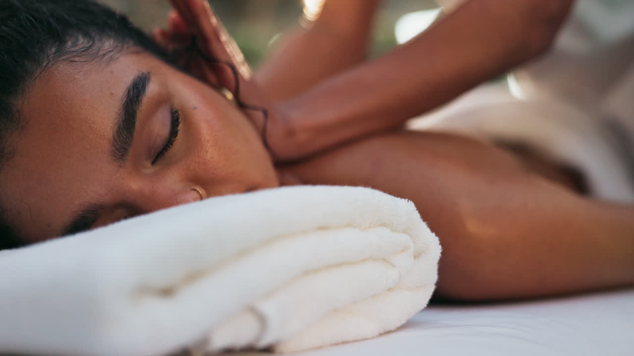 mujer recibiendo un masaje relajante en un spa