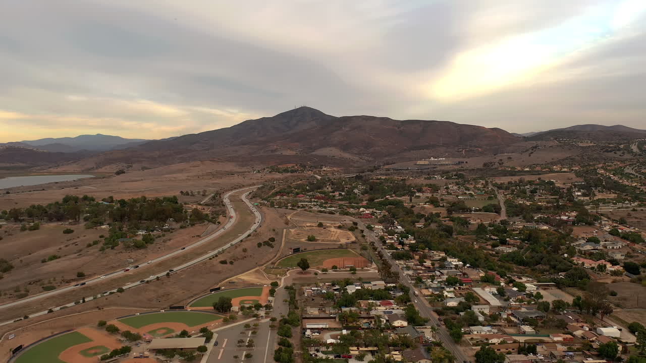 L'Autostrada 125 nella Contea Orientale di San Diego collega le comunità da Bonita a Chula Vista, California