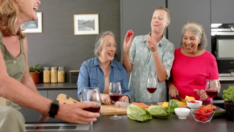 Un-Grupo-Diverso-De-Mujeres-Mayores-Disfrutan-De-Una-Comida-Juntas-En-Casa