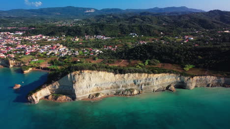 vuelo sobre altos acantilados de la costa del mar, vista aérea