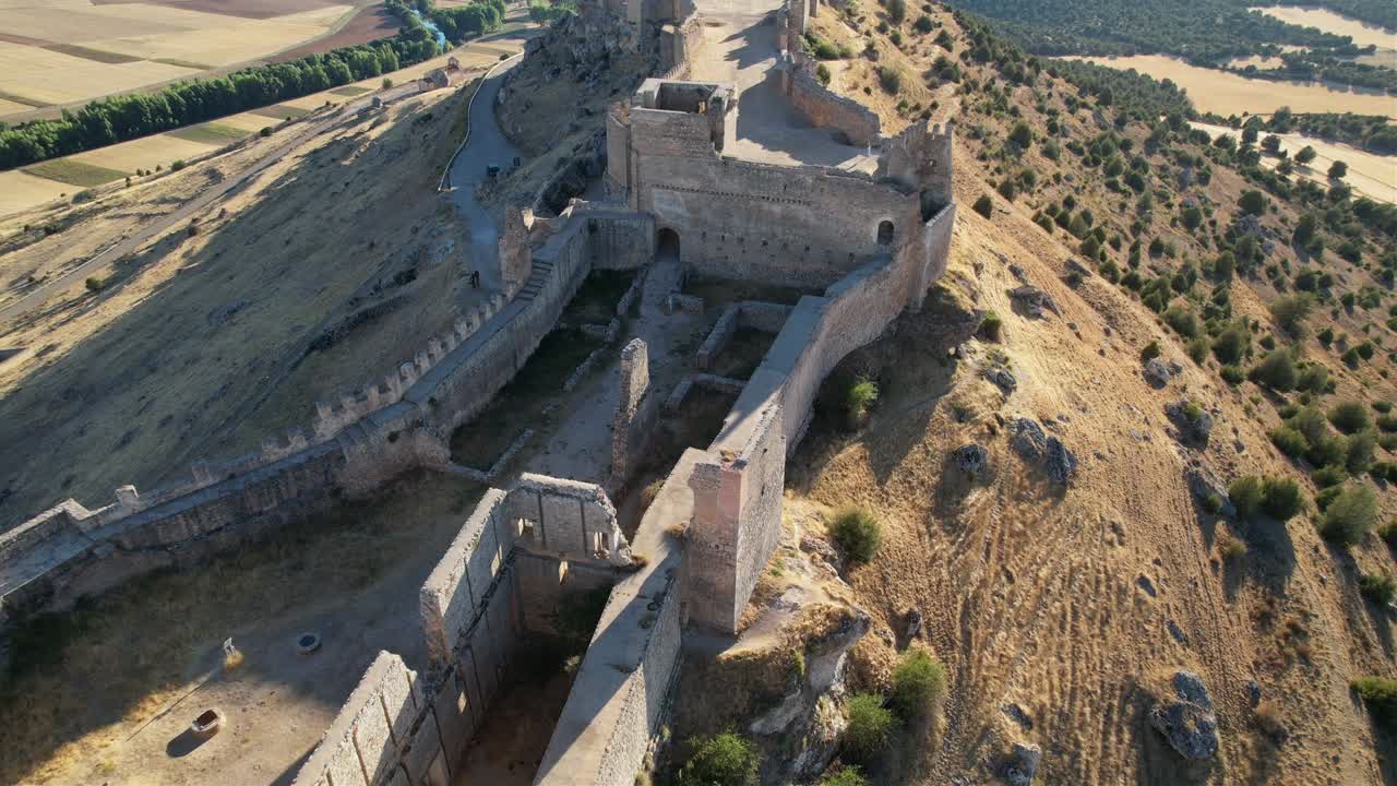 Vista aerea dell'imponente fortezza islamica di Gormaz, Soria, sulla cima di una collina, costruita nel IX secolo, vicino al fiume Duero