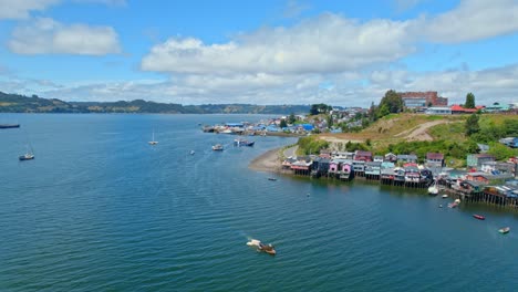 Luftaufnahme-Eines-Drohnenflugs-über-Stelzenhäuser-Und-Wasserstraße-Von-Castro-Chiloé,-Chile-Insel,-4k