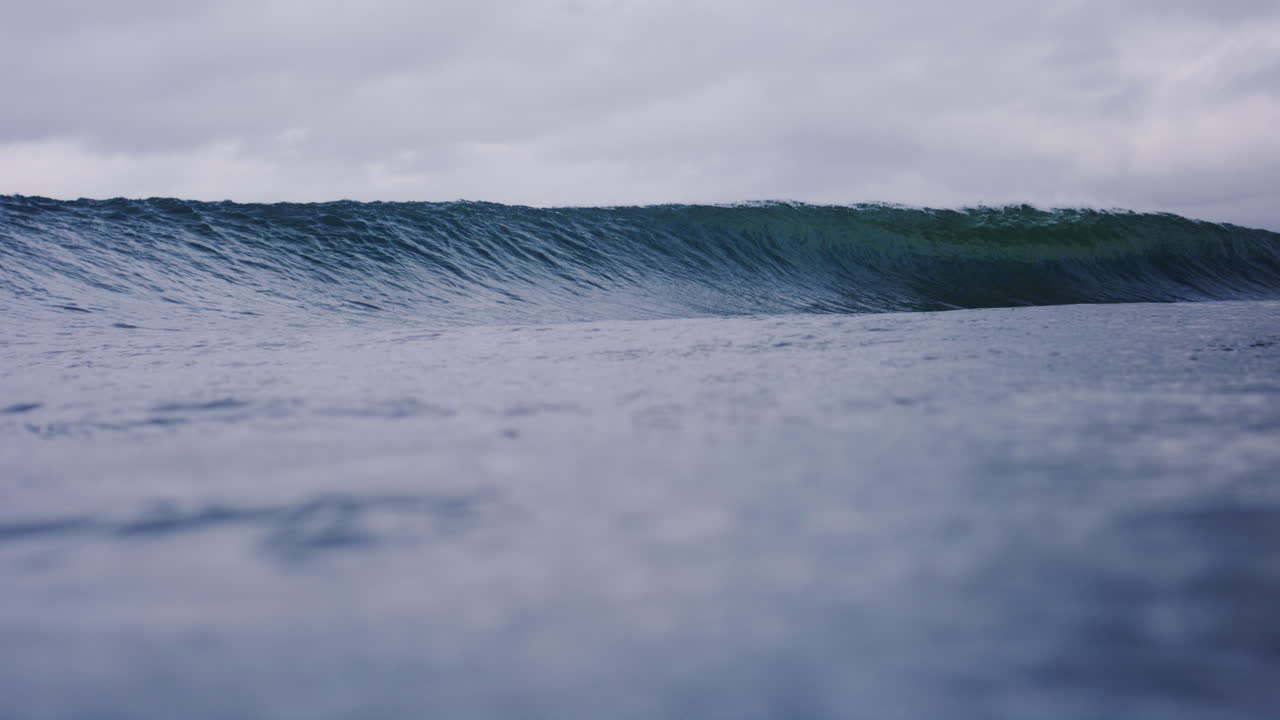 아름다운 매혹적인 바다의 물 표면에서 볼 수 있습니다. 물의 파동이 화이트 으로 부히고, 배럴 튜브 아래로 볼 수 있습니다