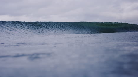 vista desde la superficie del agua de la hermosa hipnotizante ola de agua del océano chocando contra la cal blanca, vista hacia abajo tubo de barril
