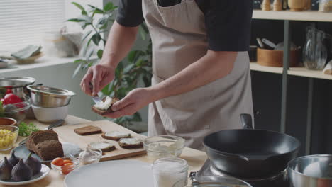 chef preparando sándwiches tostados