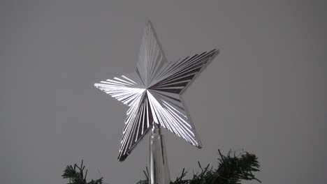 árbol de navidad con estrella en la parte superior del árbol